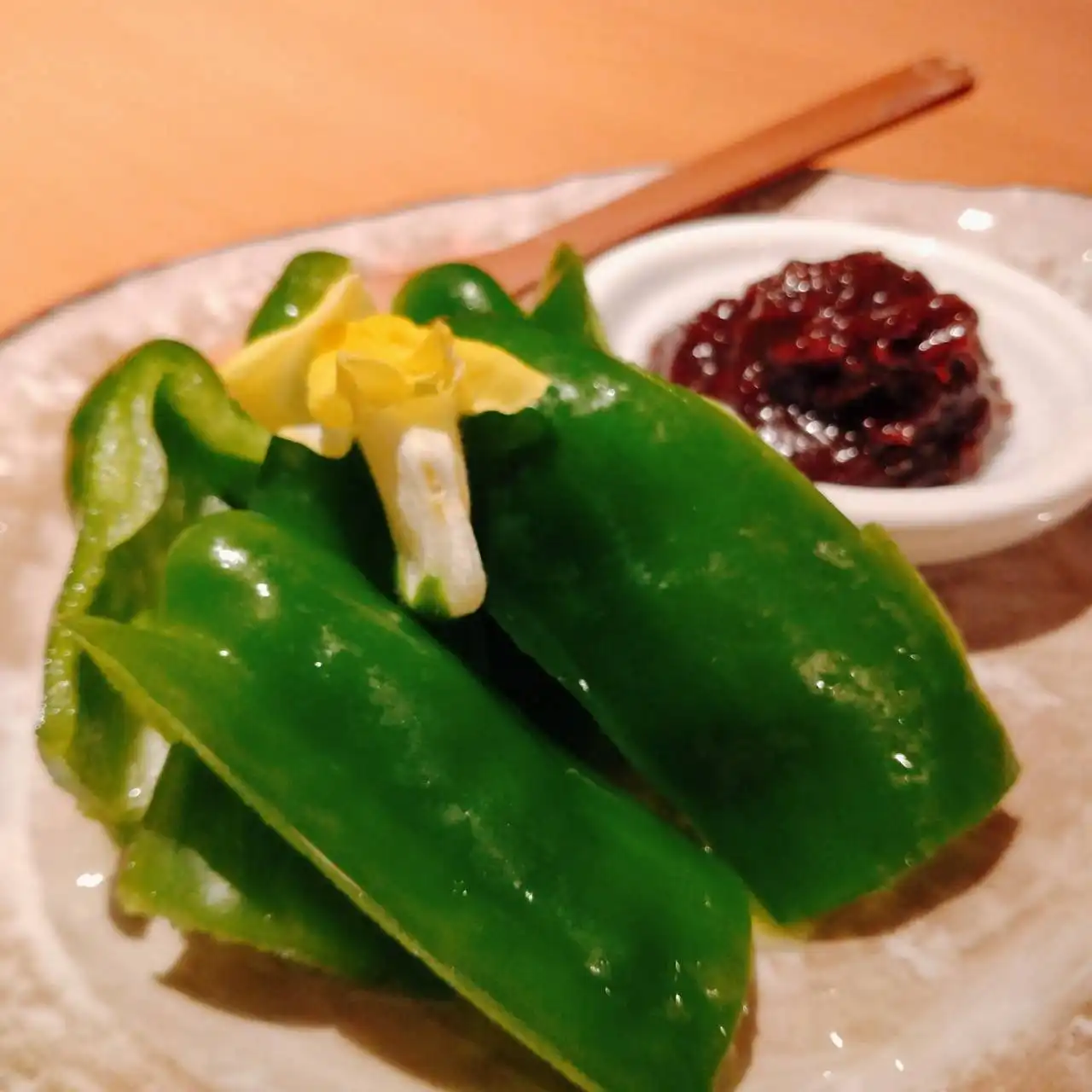 パリパリピーマンの肉味噌添え